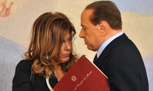 Berlusconi, comiziaccio al limite eversione