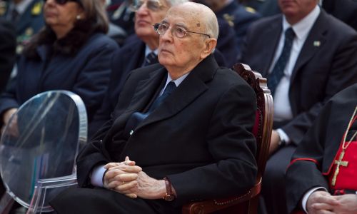 Napolitano indichi capo per governo politico