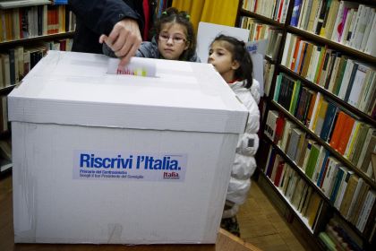 E adesso primarie per i parlamentari del Pd. Grillo e Berlusconi giocano allo sfascio